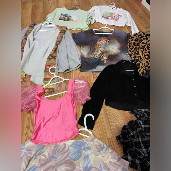 9 Shirt bundle! Size small/medium - Picture 3 of 4